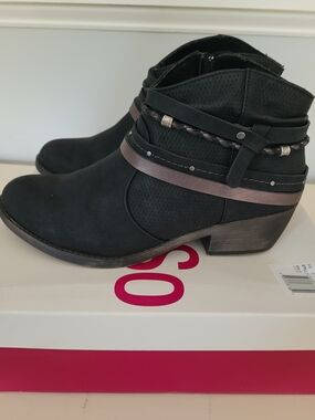 SO Black Women's Ankle Boots with Decorative Straps